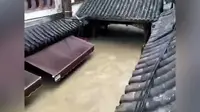 河水暴涨淹没成都黄龙溪古镇景区：街道变河道 积水直逼二楼