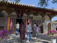 跟着悟空游山西第9站，原平惠济寺，一座小庙里，居然还隐藏着一尊真身塑像，里面的宋代塑像也极为震撼#黑神话悟空取景地 #跟着悟空游山西