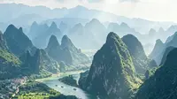7月底阳朔相公山-九马画山-千里江山图实况，来阳朔旅行需要注意天气多变，可能会经历上“一秒晴空万里，下一秒就瓢泼大雨”，注意防暑防晒，同时也需要准备好雨具。