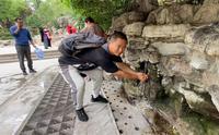 济南的黑虎泉，泉水可以直接喝，很多当地人来这里打水！