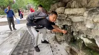 济南的黑虎泉，泉水可以直接喝，很多当地人来这里打水！