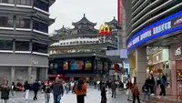 【东门老街，从百年墟市到网红潮地】东门老街，记录着深圳成长，承载着城市记忆，是深圳最古老、最著名的商业街之一。