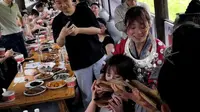 同桌的女人在靖州县岩脚侗寨喝酒