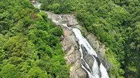 九鲤湖，位于福建省莆田市仙游县钟山镇，是国家AAAA级景区，也是中国祈梦文化的发源地。是仙游“四大景”之一，也是莆田市两大重点景区之一，更是莆田二十四景之首。