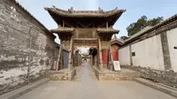 大清早走在汾城古镇的街道上，就像走进了电视剧的片场，一下子就穿越了