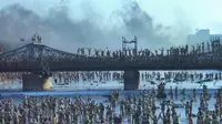 为航拍《大决战》金汤桥会师，摄影师几乎冻僵在直升机上。