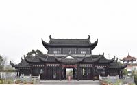因牡丹闻名的巢湖城南银屏山，主景区就是仙人洞，附加园中园展馆