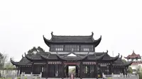 因牡丹闻名的巢湖城南银屏山，主景区就是仙人洞，附加园中园展馆