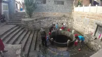 云南建水西门大板井，每天成百上干打水太热闹