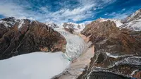 来到布加雪山冰川群的坡戈冰川和足学会冰川：天气理想开车就能达湖边，已知对外开放的几条冰川，大多数游客都能到达，可作为环线游玩~