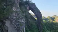 江西鹰潭贵溪龙虎山，行走在象鼻山高空栈道，从景区东门到浴仙池