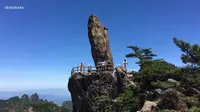 黄山飞来石