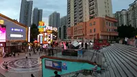 南宁内街怎么样？下班路过，看着人流挺多的