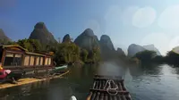 水厄底码头竹筏冲坝。