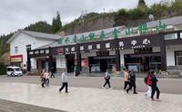 乌蒙福地，兴义万峰林景区：乘观光车游览各景点，看布依族民居田园。