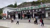 乌蒙福地，兴义万峰林景区：乘观光车游览各景点，看布依族民居田园。