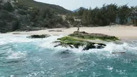 隐藏在深圳附近的这个沙滩 绝了 坐标：惠州盐洲岛彩石滩附近   半边山，半边海。都等着撞进夏日的海风里么？ 来这就对了~ 野沙滩，不建议下水。