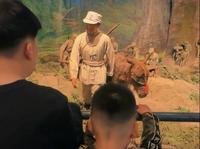 五一带孩子参观八路军纪念馆