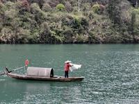 郴州小东江渔夫撒网表演，真的是“表演”，无滤镜真实状况，现在季节也没雾，且就算有雾也是看天气运气