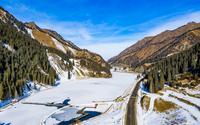 冬日游天山大峡谷，游客稀少雪景漂亮，天鹅湖照壁山像仙境