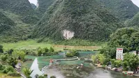 在广西百色市的靖西市，有一个山清水秀的鹅泉风景区，这里远离城市喧嚣，静谧安逸。
