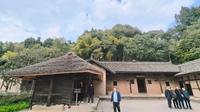 【朱德故里景区】南充市仪陇县山区，现在朱德故居附近的农家乐，门票免费，大巴车25。不坐大巴车，估计走路要5-6个小时走完，坐大巴2-3个小时逛完。