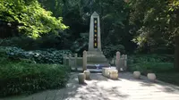 探访长沙岳麓山上的蔡锷墓，广西陆荣廷墓相形见绌。这山路好难爬