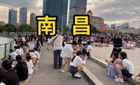 实拍江西南昌秋水广场 市民游客等待音乐喷泉