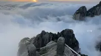 一镜到底天都峰“鲫鱼背”，感受：登黄山，天下无山！ #黄山经纬 #天都峰