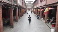 探访漳州古城内的明代石牌坊，历经400年风风雨雨，游人纷纷伫足