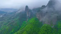小武当山，位于江西省最南端的龙南县武当镇境内，地处赣粤交界处，素有“江西大门”之称。#旅行推荐官#景点打卡#旅行大玩家#大自然的鬼斧神工#风景如画的地方