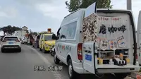 万宁石梅湾观海亭，人多车多，道路两边全是咖啡车，海边有很多冲浪的年轻人。