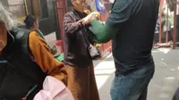来拉萨功德林寺体验洗礼仪式，仪式神圣繁琐，排队两小时，洗头五分钟