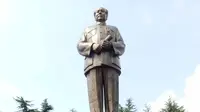1987年，四川天府广场的毛主席雕像濒临被拆除，成都市民得知消息后，纷纷赶到天府广场围拢雕像并自发保护，要誓死保卫教员的雕像，最终雕像才得以保存