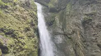 青城山的大小瀑布和下山的翠映湖渡船。