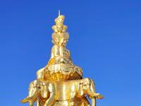 仰望世界上最大、最高的十方普贤金像，见者增福