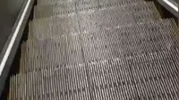 5月27日，重庆，一女子在乘坐网红皇冠大扶梯，因为拿手机拍照，脚下没站稳不慎摔倒，女子并无大碍。