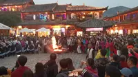 云南丽江四方街民族舞