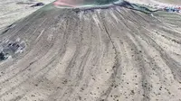 乌兰哈达火山群3号火山，本来是个完美漂亮的火山，可惜被破了相