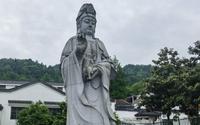 《105：旃檀禅林》旃檀禅寺 从旃檀林东门进入，东门俗称叫做大山门，为大理石制的三层飞檐牌坊，制作精美，气势雄伟。进入东门后，映入眼帘的是大悲宝殿
