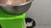 画面极度不适！食材紧挨厕坑 旁边是用过的厕纸，九华山风景区管委会工作人员回应。