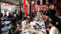 中国第一苗王城，苗族长桌宴！几十米长桌千人一起吃饭，样式新奇但菜品一般