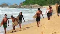 日月湾冲浪少年们的海边生活！