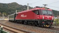 HXD3D-0647，沈局沈段，牵引K940（牡丹江-石家庄）次列车驶出横道河子站，经过横道河子“网红”道口，由滨绥线上行去往虎峰方向