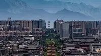 摄影师拍到秦岭，大雁塔，揽月阁同框！古今一线遥相呼应！西安的千年文脉在取景框里完成史诗交汇！