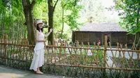来到四川新津斑竹林深处的小茅屋，里面有好多东西之前都没见过
