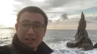 大连旅顺西边的神龙仙岛公园内矗立着一尊将军石，就这样永远站在海边，遥望着茫茫大海