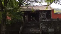 云南腾冲：来凤寺听法师念经很动听