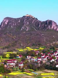 庐江县乐桥镇岱鳌山主峰龙王顶，是集风光、宗教、神话传说于一体的著名人文景点。