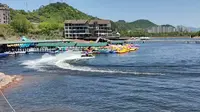旅游，浙江省杭州市淳安县，千岛湖景区，去乘钓鱼岛游船路上，随拍湖面上玩骑摩托艇的～，2025-04-15 周二